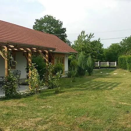 Familia Vendeghaz Bed & Breakfast Csajag